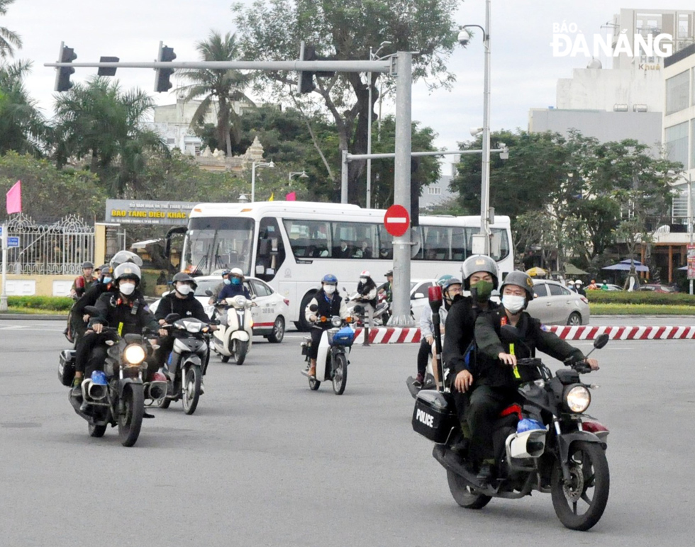 Cán bộ, chiến sĩ Công an thành phố có mặt trên các tuyến đường giữ gìn sự bình yên cho người dân và du khách.  Ảnh: LÊ HÙNG