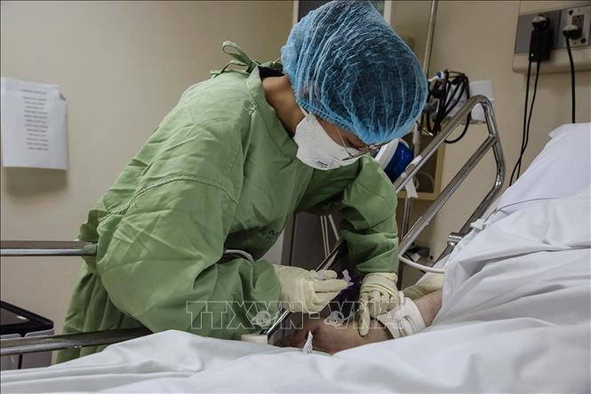 Nhân viên y tế điều trị cho bệnh nhân COVID-19 tại bệnh viện ở Manila, Philippines. Ảnh minh họa: AFP/TTXVN