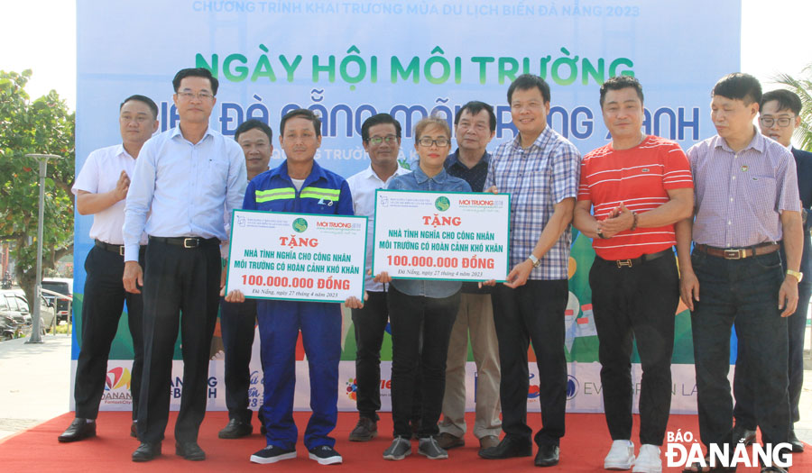 Representatives of the organisers presenting symbolic boards of gratitude houses to environmental workers in difficult circumstances.