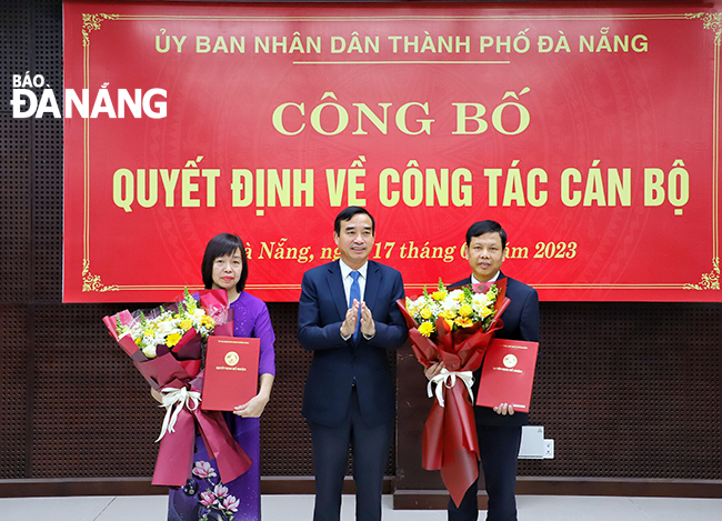 Chủ tịch UBND thành phố Lê Trung Chinh (giữa) trao quyết định bổ nhiệm lãnh đạo Sở Giao thông vận tải và Sở Khoa học và Công nghệ thành phố. Ảnh: Ngọc Phú