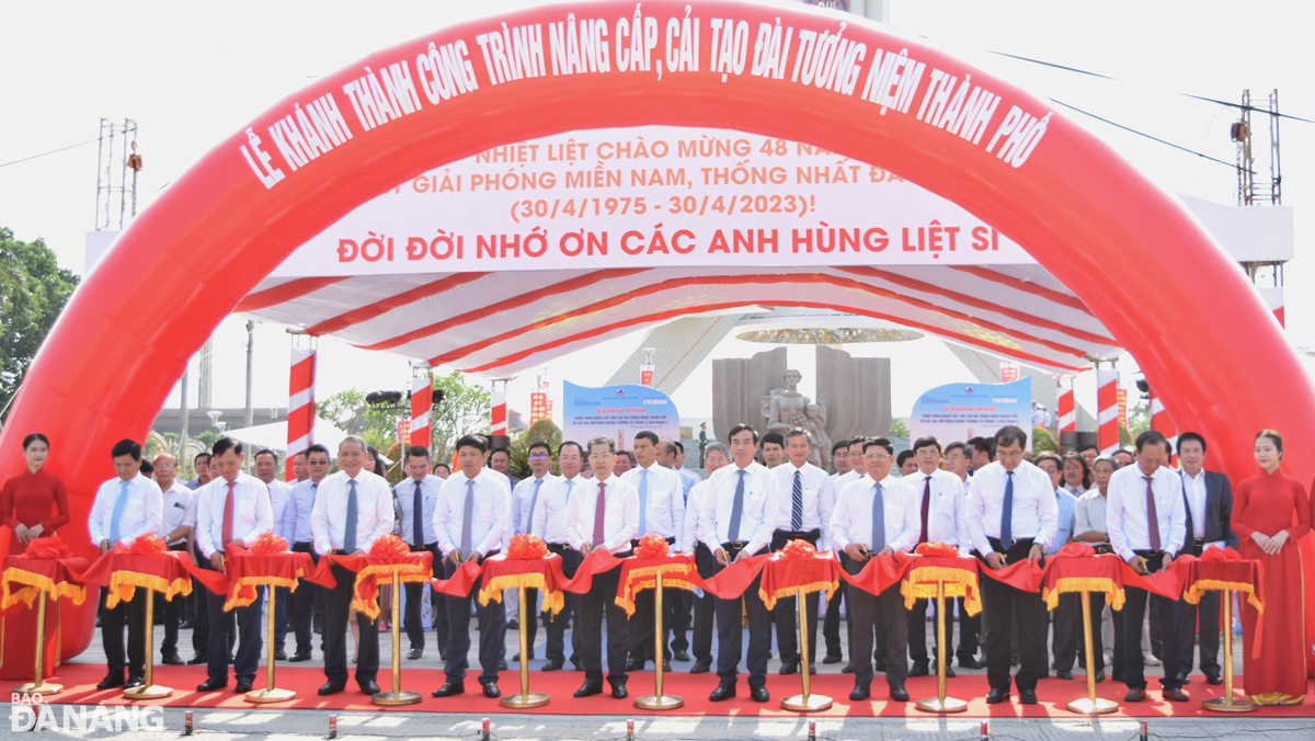 Lãnh đạo thành phố và nguyên lãnh đạo thành phố cắt băng khánh thành công trình Nâng cấp, tôn tạo Đài Tưởng niệm thành phố và cải tạo, mở rộng Quảng trường 29 Tháng 3 (giai đoạn 1). Ảnh: HOÀNG HIỆP