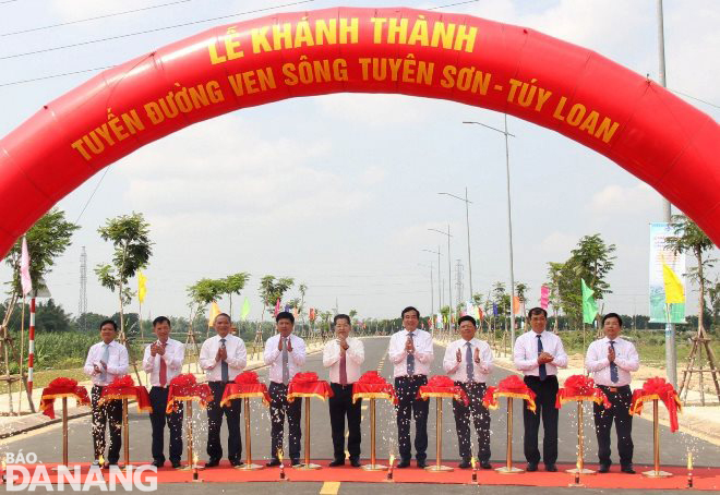 Lãnh đạo thành phố và nguyên lãnh đạo thành phố cùng cắt băng khánh thành công trình đường ven sông Tuyên Sơn - Túy Loan. Ảnh: HOÀNG HIỆP