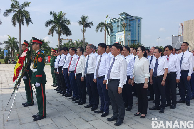 Lãnh đạo thành phố và nguyên lãnh đạo thành phố chuẩn bị vào dâng hương tưởng nhớ các anh hùng liệt sĩ.