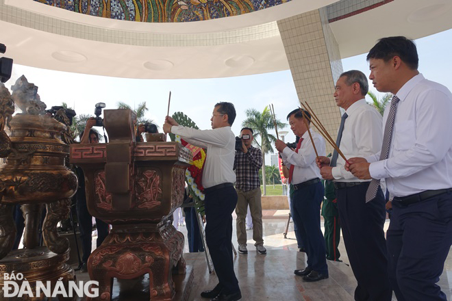 Lãnh đạo thành phố và nguyên lãnh đạo thành phố dâng hương tưởng nhớ các anh hùng liệt sĩ.