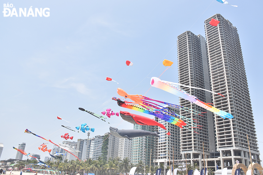 Colourful kites have beautified the sky of Da Nang. Photo: NHAT HA