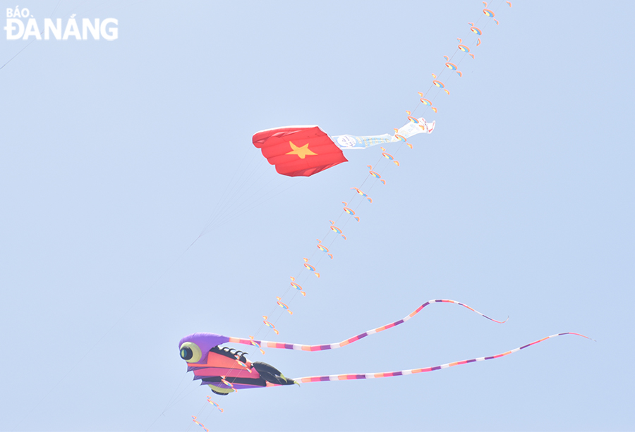 The Vietnamese national flag-shaped kite of the Da Nang Kite Club. Photo: NHAT HA.