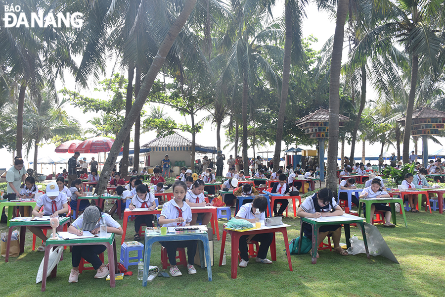 Right from early Friday morning, hundreds of students representing primary schools in Da Nang participated in the ‘For a green Son Tra’ painting contest. Photo: THU HA