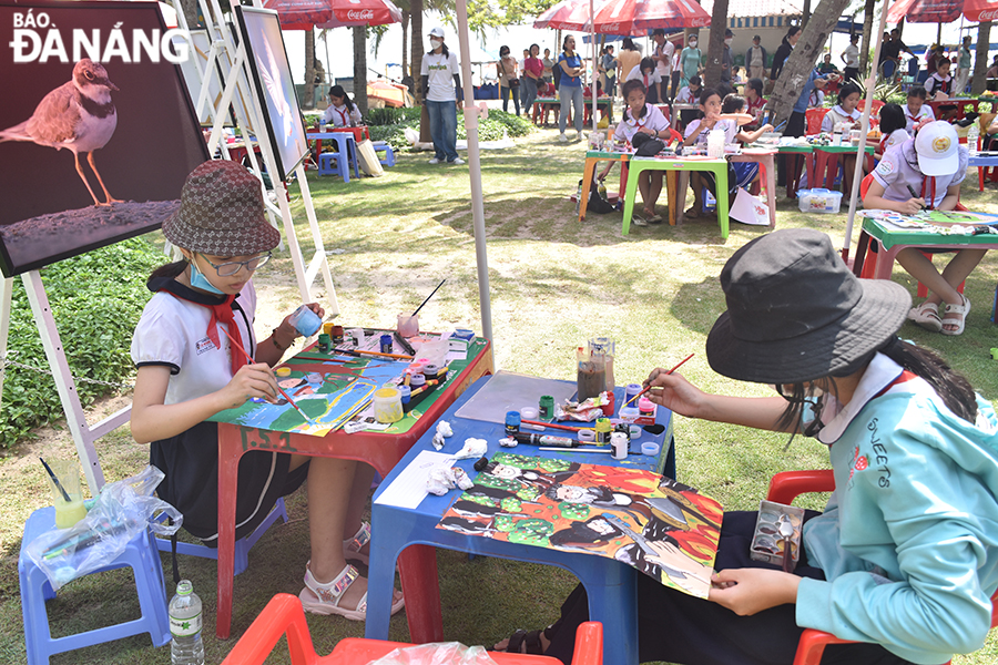 The contestants participating in the drawing all learned about nature and the brown-shanked douc langur. Photo: THU HA