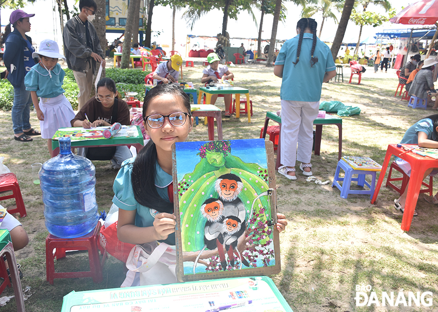 A contestant whose work was completed with a picture of the langur family. Photo: THU HA