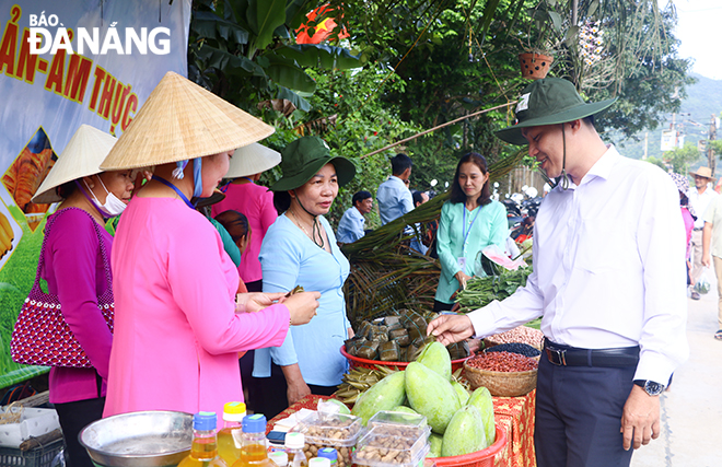 Tại sự kiện, nhiều gian hàng trưng bày các sản vật, đặc sản của người dân, núi rừng Hòa Bắc và huyện Hòa Vang nói chung. 