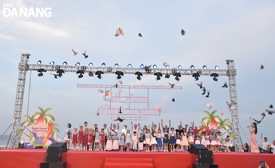 Representatives of the Da Nang Department of Tourism along with children released pigeons to kick off the Da Nang Beach Tourism Season 2023 with the hope of bringing people and visitors new experience. Photo: THU HA