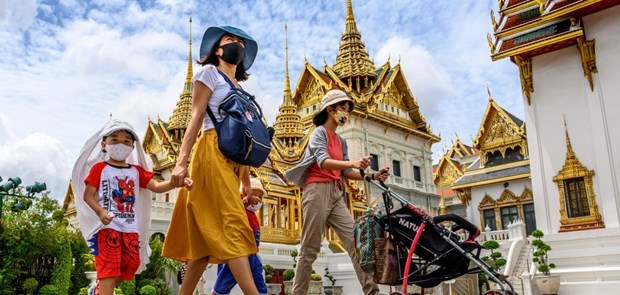 Tourists visit the Grand Palace in Bangkok, Thailand (Photo: AFP/VNA)