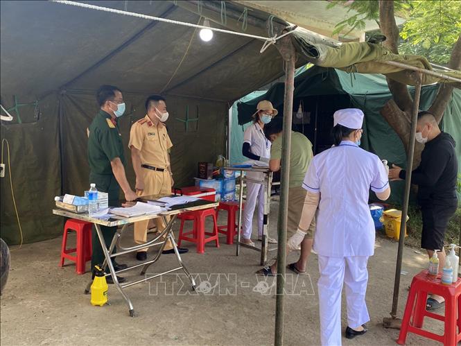  Lực lượng CSGT Hà Nội tham gia cùng lực lượng y tế phòng chống dịch Covid-19. Ảnh: TTXVN phát