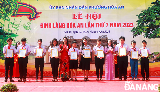 UBND phương trao thưởng cho các em học sinh đạt giải cao tại những cuộc thi học sinh giỏi cấp quận và thành phố. Ảnh: X.D