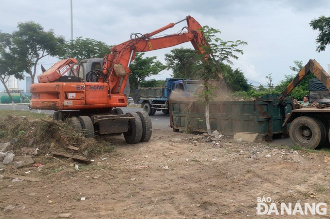 Phòng Tài nguyên và Môi trường quận Sơn Trà phối hợp với Xí nghiệp Môi trường huy động phương tiện cơ giới tổng dọn vệ sinh khu đất trống, đoạn vỉa hè.... Ảnh: HOÀNG HIỆP