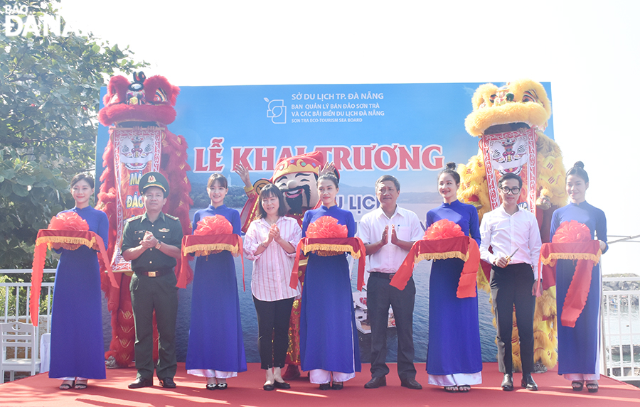 Representatives of the Da Nang Department of Tourism and related units cutting the ribbon to open the CT15 - Hon Sup - Bai Nam - Bai Da inland waterway tourism route. Photo: THU HA