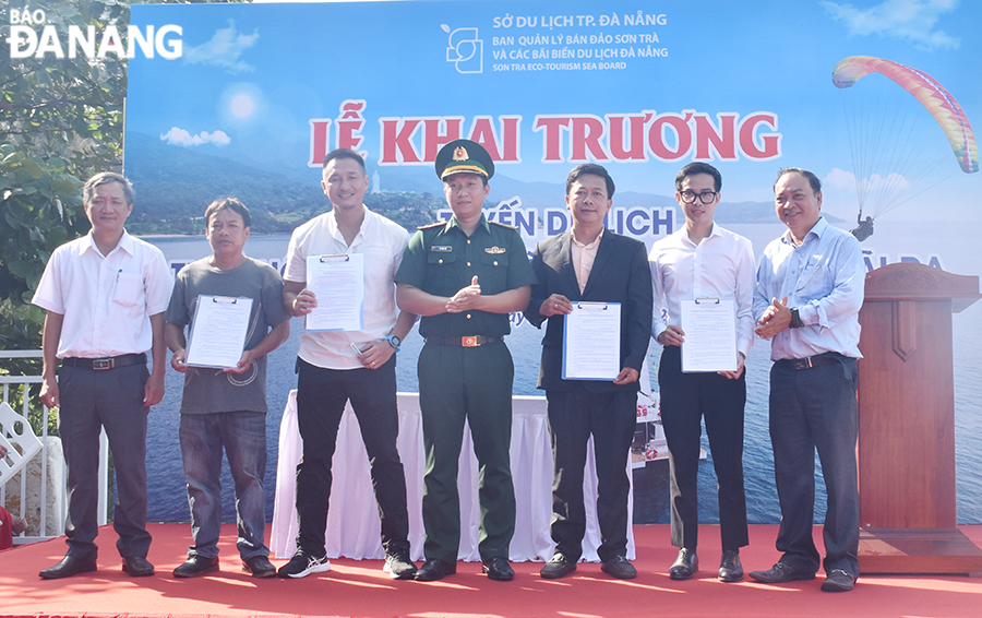 Businesses signed a commitment at the opening ceremony. Photo: THU HA