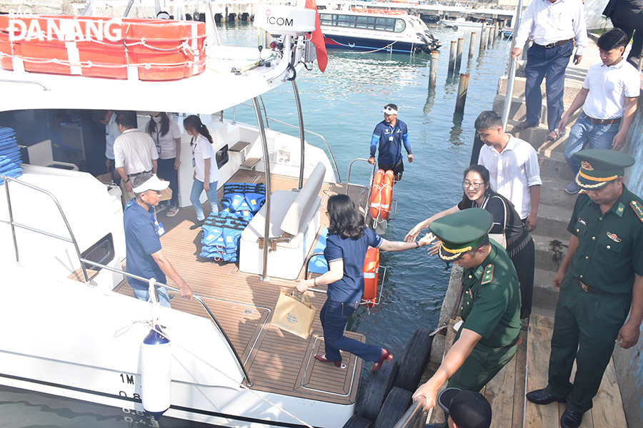 Visitors got in the boat to experience right after the opening ceremony. Photo: THU HA