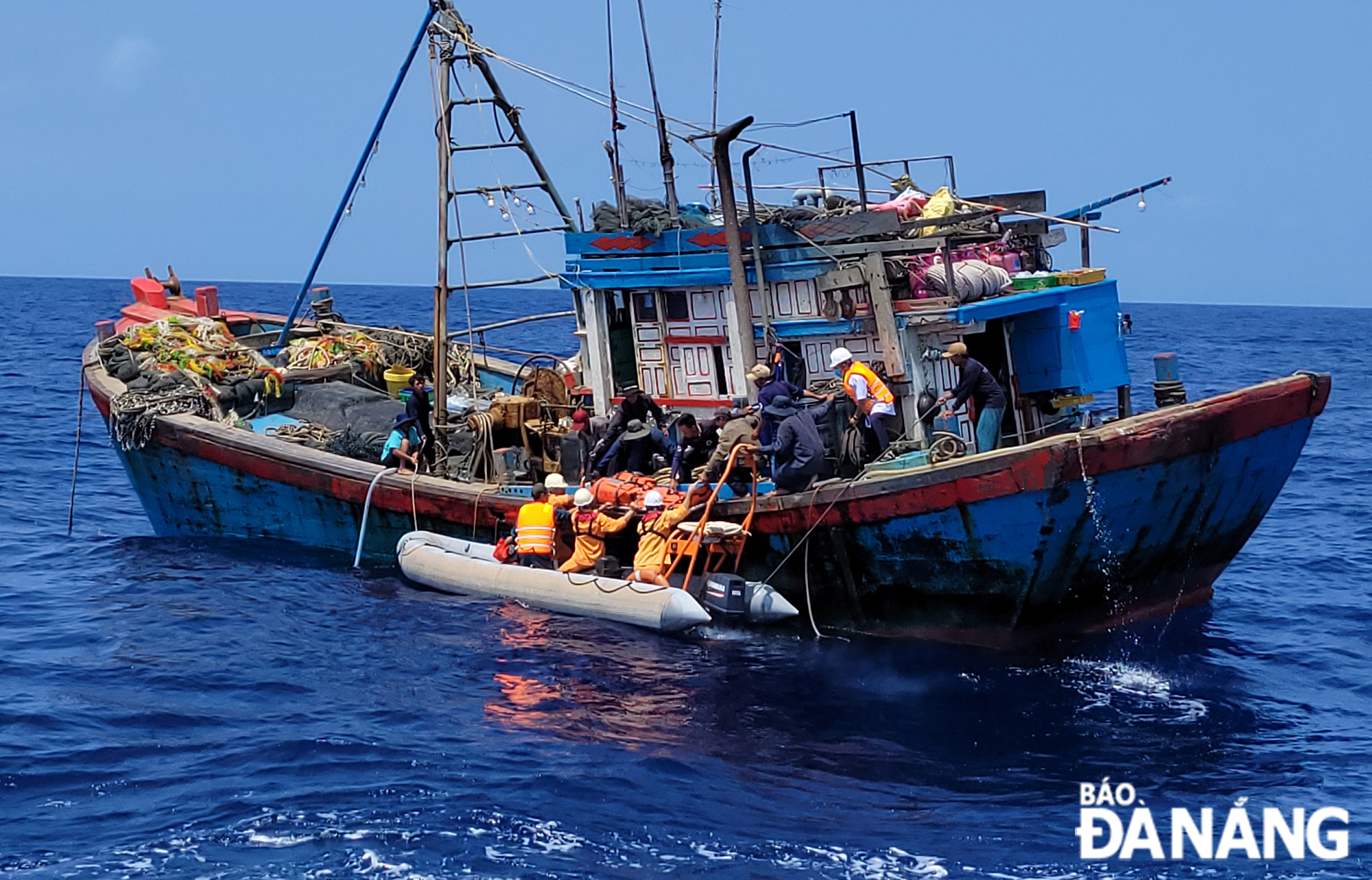 Da Nang MRCC and the Da Nang 115 Emergency Centre approached and rescued a fishermen with traumatic brain injuries while practicing at sea on April 28. Photo courtesy of Da Nang MRCC.