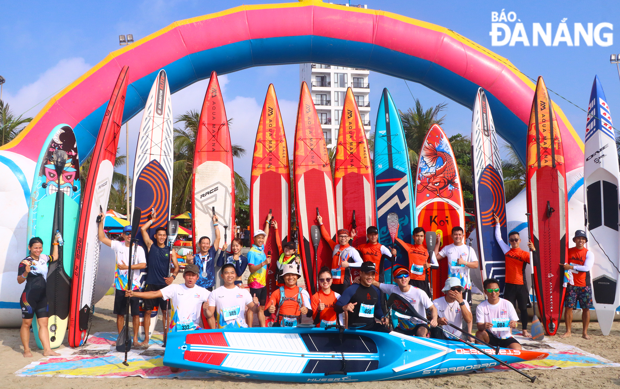    Athletes take souvenir photos before the start of the SUP competition.