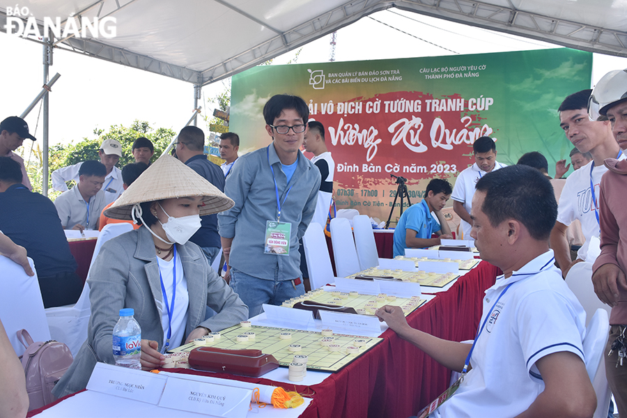 In addition to male players, this year's tournament includes female players. Photo: NHAT HA