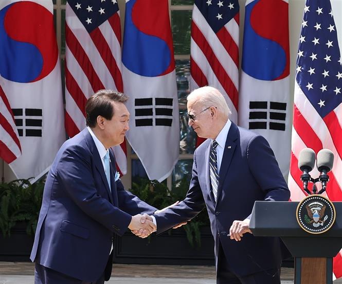 Tổng thống Mỹ Joe Biden (phải) trong cuộc họp báo chung với người đồng cấp Hàn Quốc Yoon Suk-yeol tại Washington D.C. ngày 26/4. Ảnh: YONHAP/TTXVN