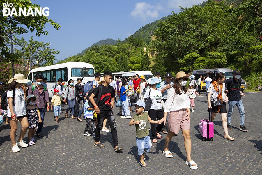 Many tourists come to the Nui Than Tai Hot Spring Park.