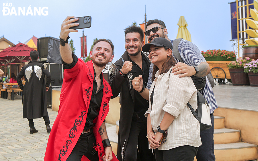  International tourists take pictures with artists at the Sun World Ba Na Hills tourist area.