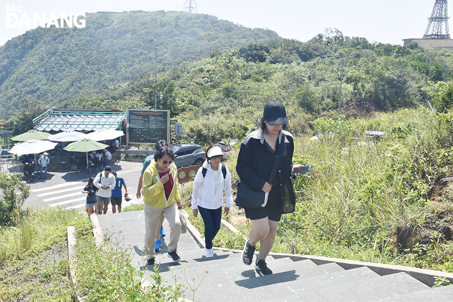  Tourists explore nature on the Son Tra Peninsula.