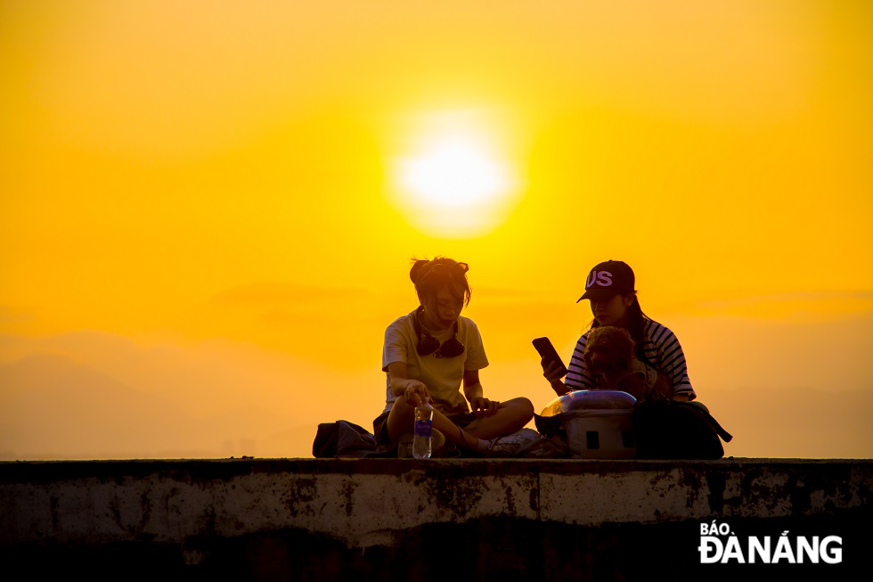 Right at the foot of Thuan Phuoc Bridge, crossing Le Van Duyet Route in Son Tra District is an ideal place for visitors to watch every moment of the sunset. 