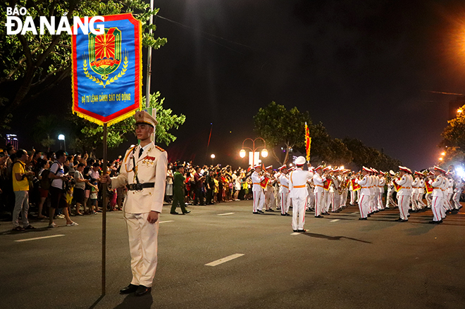 The People's Public Security Ceremonial Guard marched on a about 1.2km-long section of Bach Dang Street.