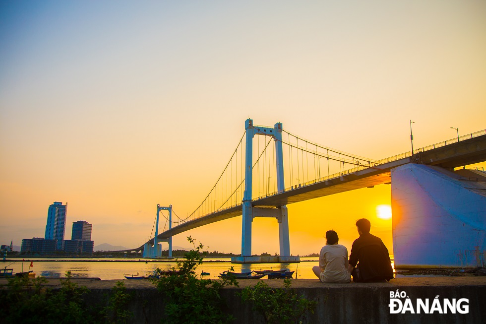 Thuan Phuoc Bridge is also an ideal place for couples to visit and take photos.