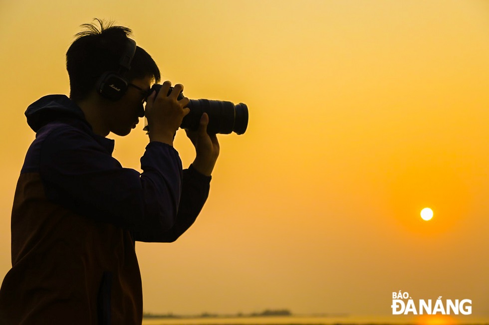  Many young people also take advantage of bringing cameras here to capture the beautiful sunset moments in the last days of April.