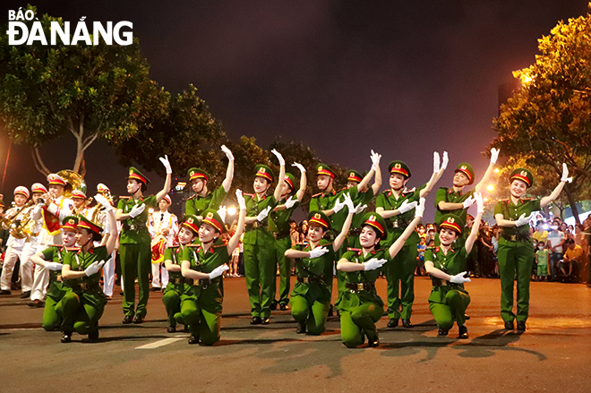 At each stop, the ceremonial troupe performed music and dance performances to serve locals. Photo: X.D