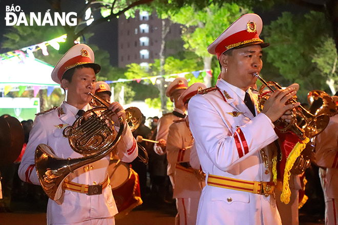 During the programme, the ceremonial group performed 16 parade works and 6 on-site performances on the spot.