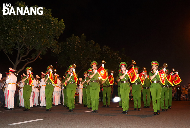 Most of the performances highly praised the fatherland, the Party and beloved Uncle Ho; showed special love for homeland and the country; and promoted the learning and following of Ho Chi Minh's thought, morality, and style.