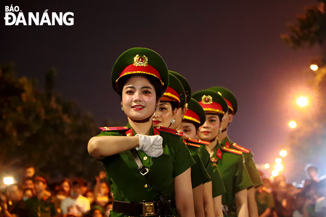 Female officers of People's Public Security force performed in Da Nang. Photo: X.D