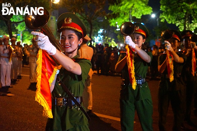 Trumpet performances created a heroic and vibrant atmosphere for Da Nang streets on the occasion of the national public holidays for April 30 and May 1. Photo: X.D