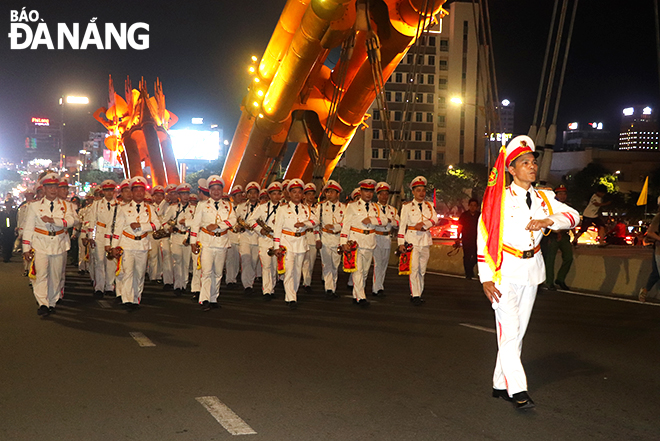 The People's Public Security Ceremonial Guard held a parade on the Rong (Dragon) Bridge