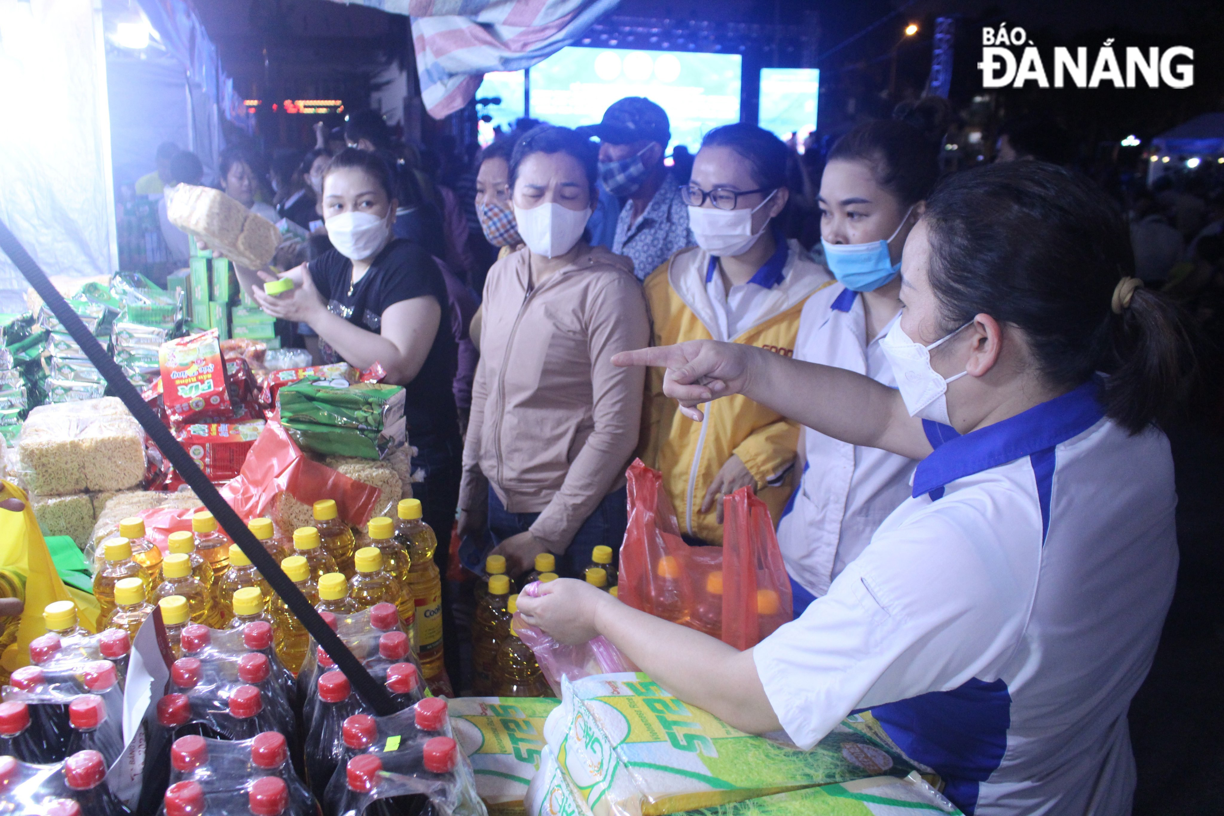 6.500 phiếu mua hàng trao tặng cho đoàn viên, người lao động khó khăn