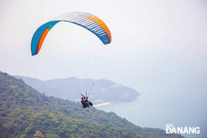 Thích thú trải nghiệm bay dù lượn