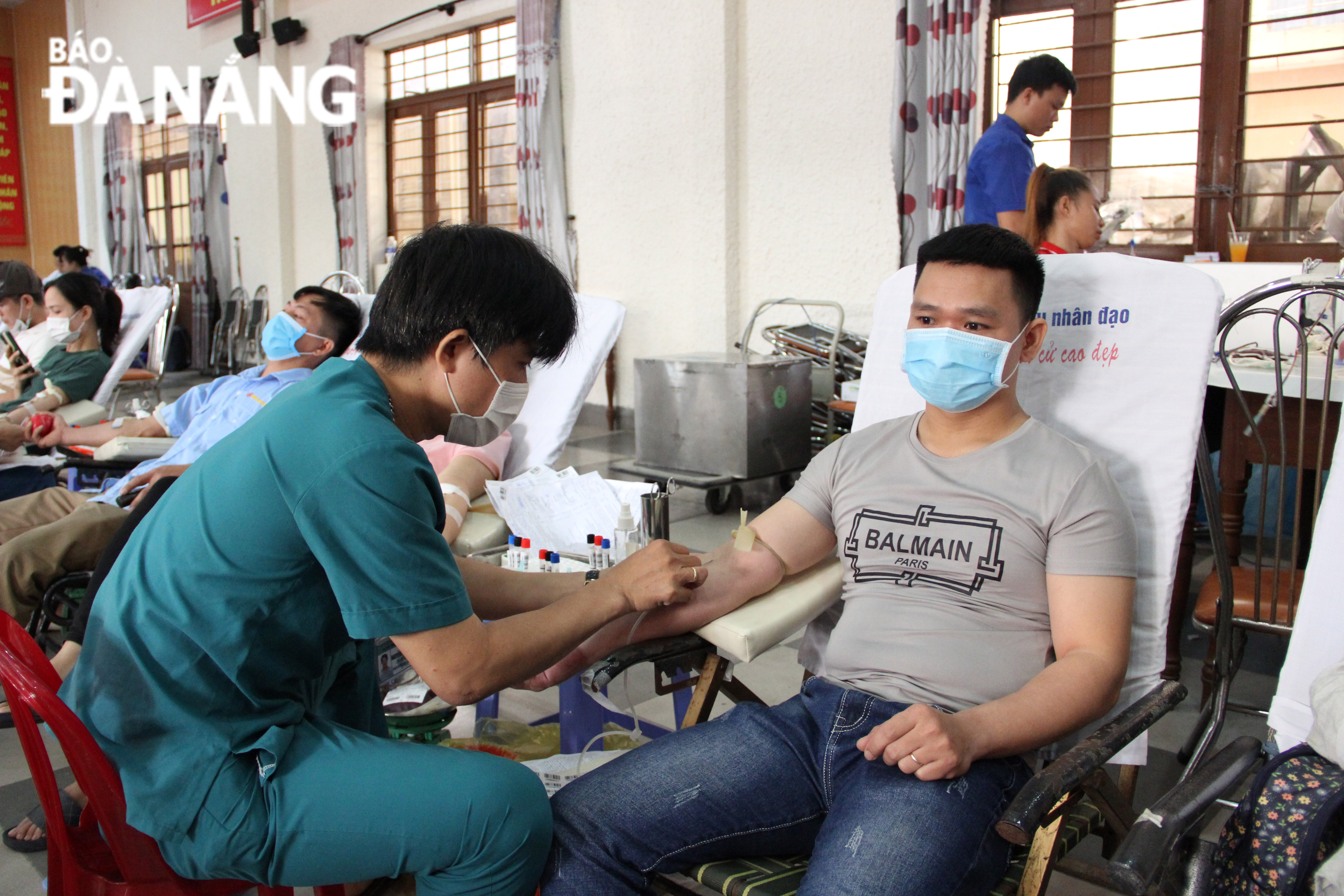 Gần 500 đoàn viên, người lao động các khu công nghiệp hiến máu tình nguyện