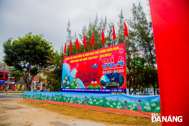 A banner to celebrate the 48th anniversary of the Liberation of the South and National Reunification Day (April 30) is very beautifully decorated.