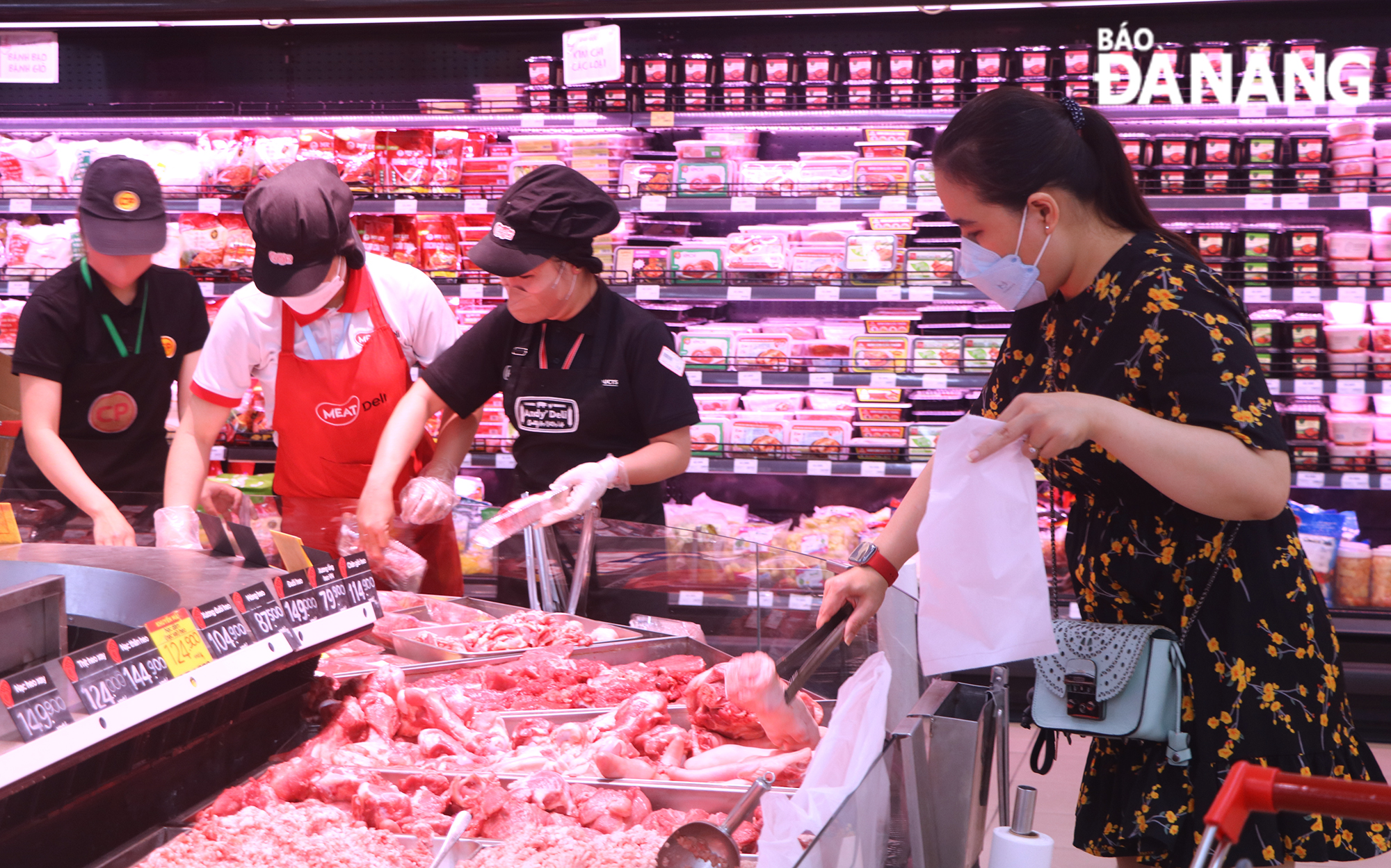  People buy fresh items at the Go! Da Nang supermarket.