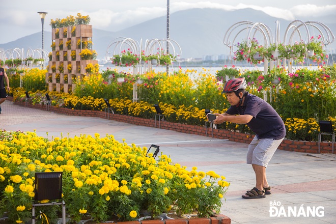 Many people take advantage of saving souvenir moments while exercising early in the morning along the flower street.