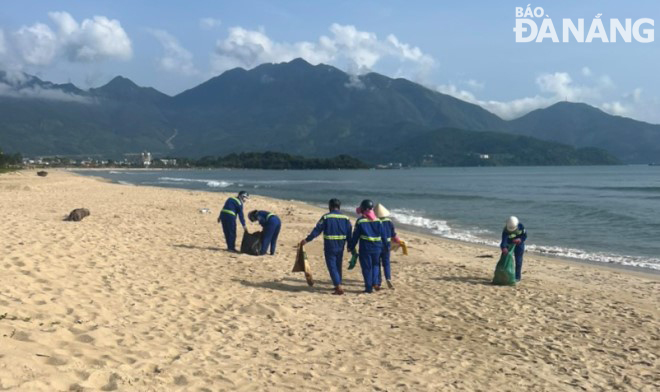 Trong sáng 1-5, Xí nghiệp Môi trường Sông biển còn tăng cường nhân lực, phương tiện vệ sinh các bãi biển Xuân Thiều, Nam Ô...
