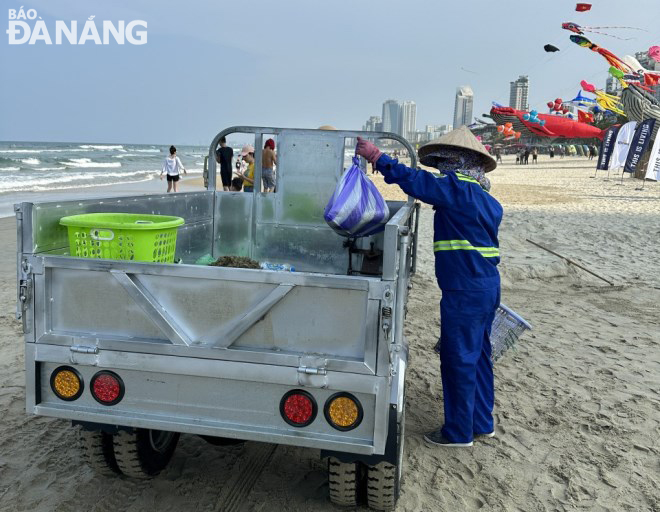 The My Khe Beach is crowded with tourists, so top priority is given to arranging human resources and motor vehicles for regular cleanup operations here.