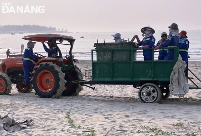 Motor vehicles carry workers along the beach to clean and collect garbage, reducing worker fatigue.