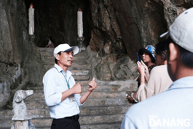 The narrator of the Marble Mountains tourist site is introducing visitors to Nai Ha Bridge and the meaning of the pair of lights at the entrance to Am Phu (Hell) Cave, the longest and most mysterious at this tourist site.