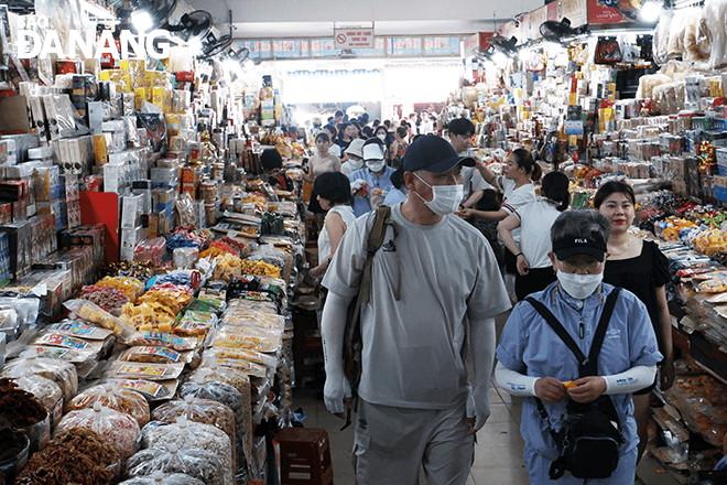  At noon, more and more tourists come to Han Market whose facades are on Bach Dang and Tran Phu streets to shop.